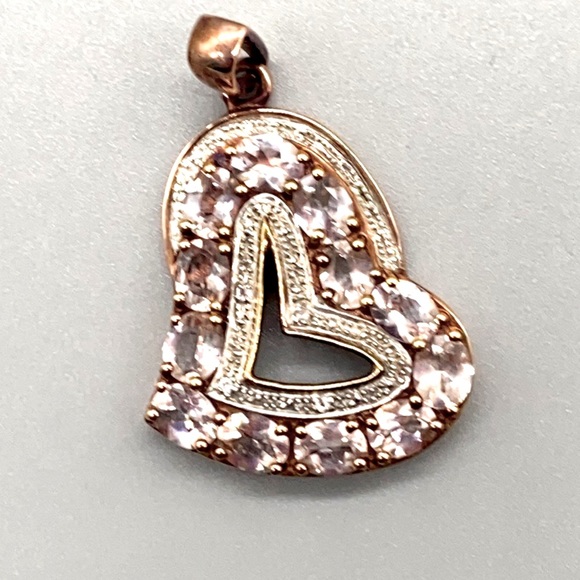 This is a stunning heart shaped pendant done with morganite and diamond 🎀 - Picture 2 of 8